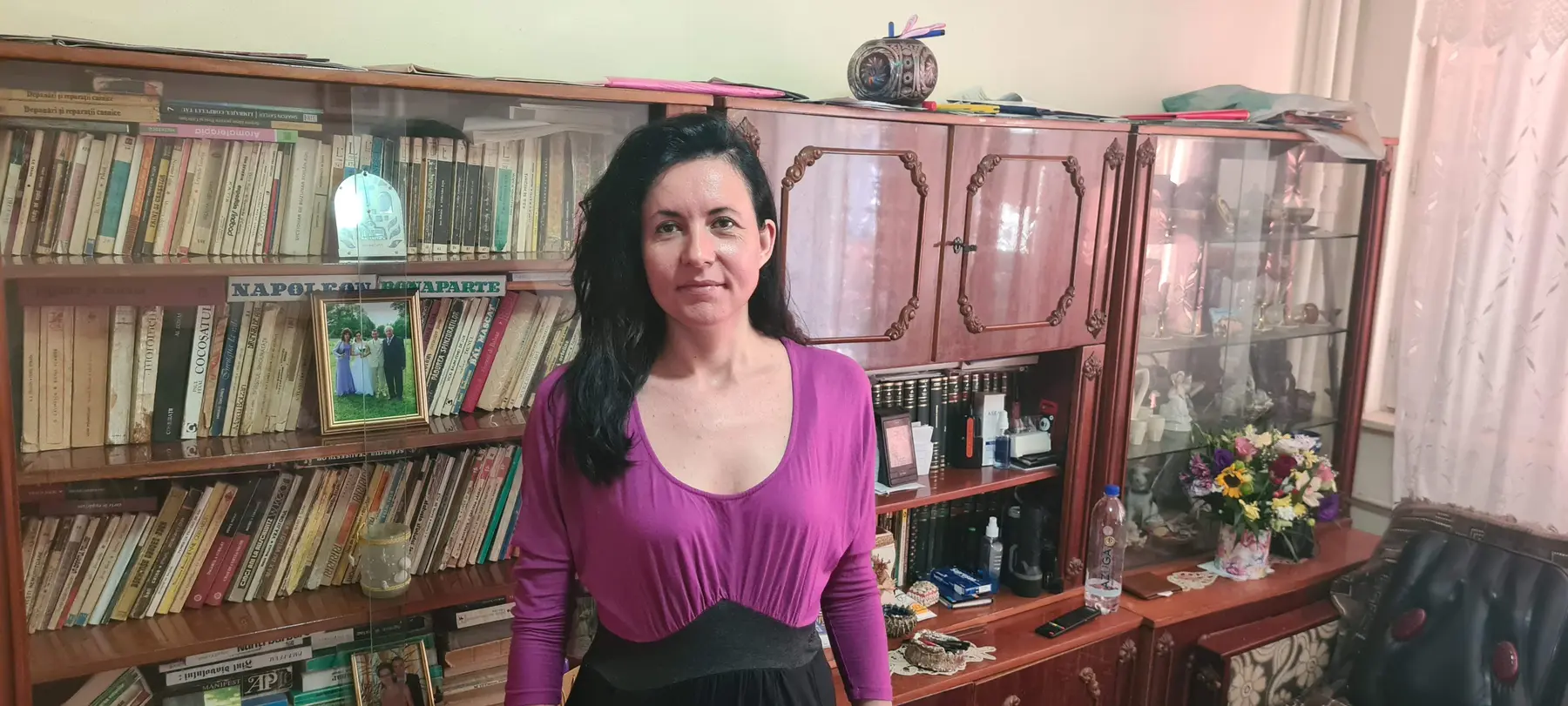 Aura în fața bibliotecii, în 2021
