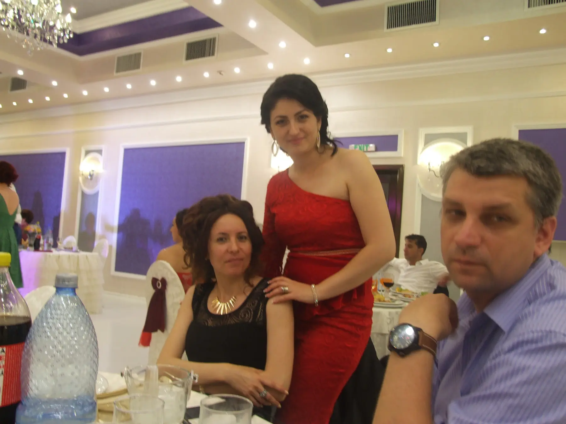 Aura alături de oameni dragi la un eveniment