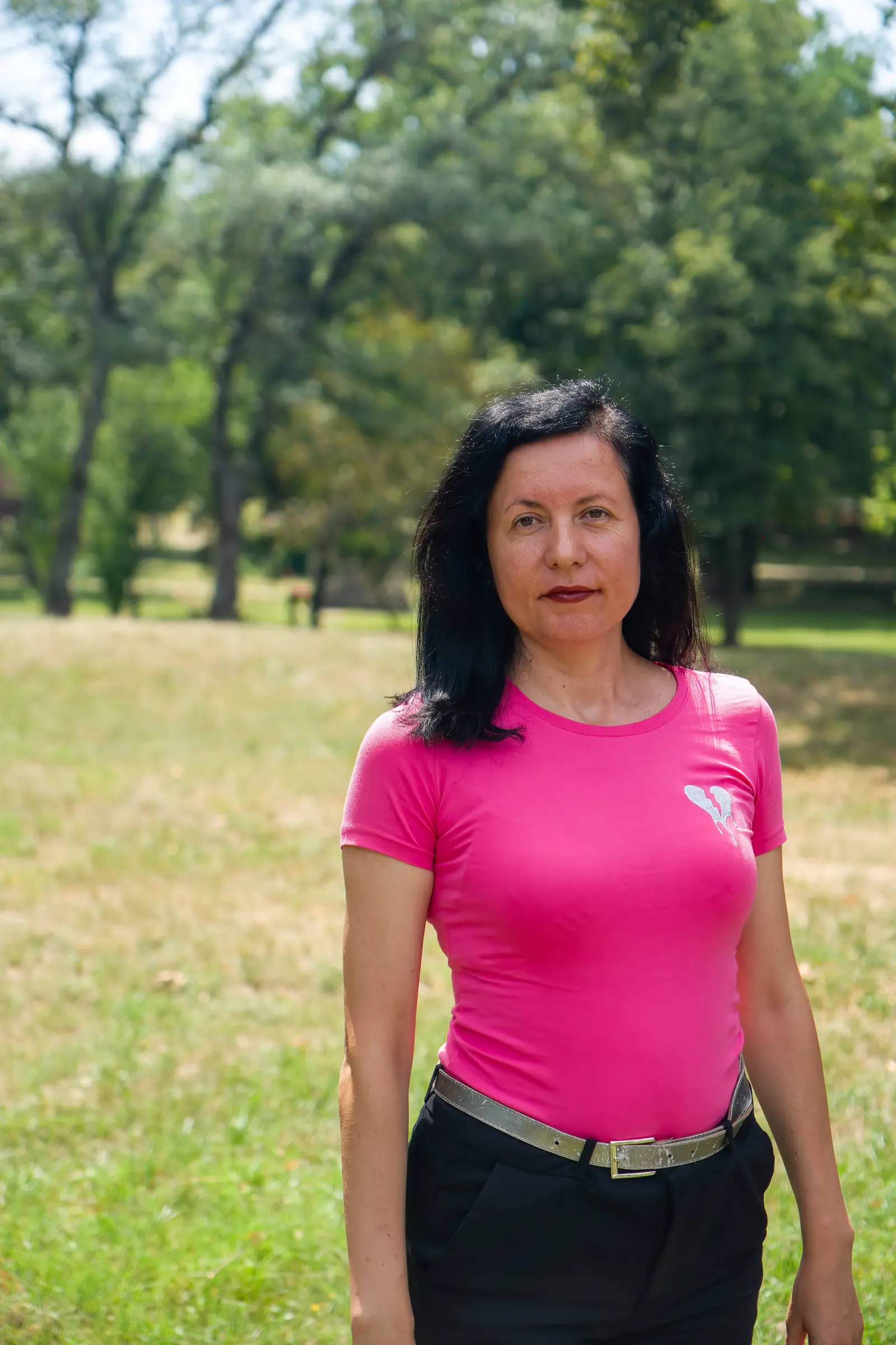 Portretul Aurei într-un parc, într-o zi luminoasă