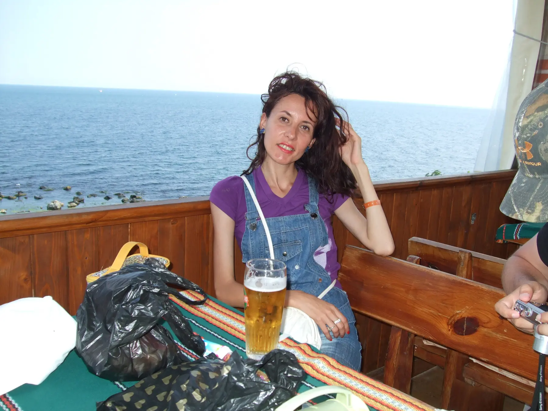 Aura pe o terasă cu vedere spre mare