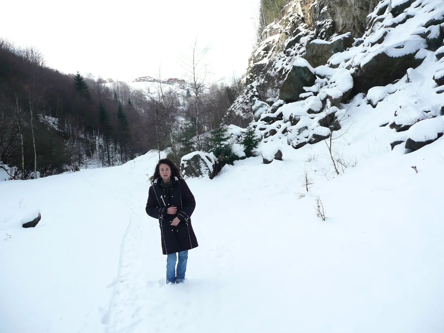 Aura într-un peisaj montan acoperit de zăpadă